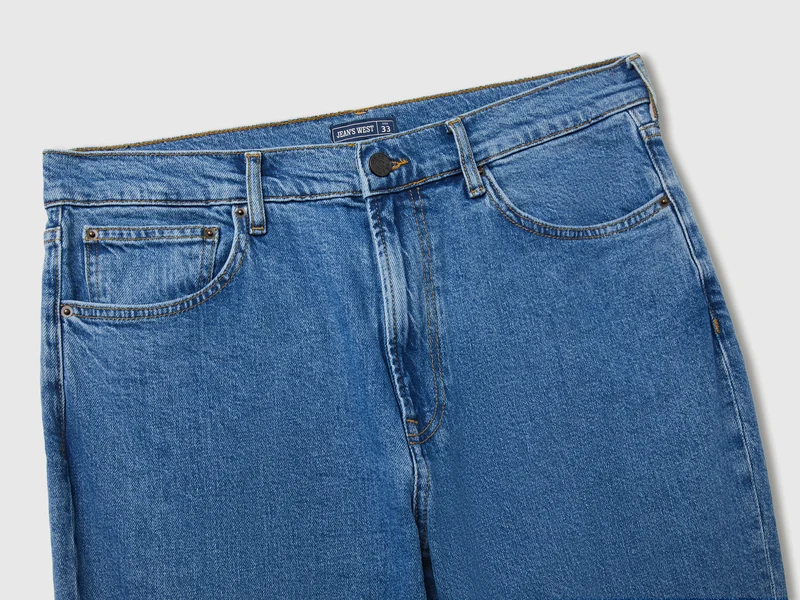 Mittelblaue Bootcut-Jeans