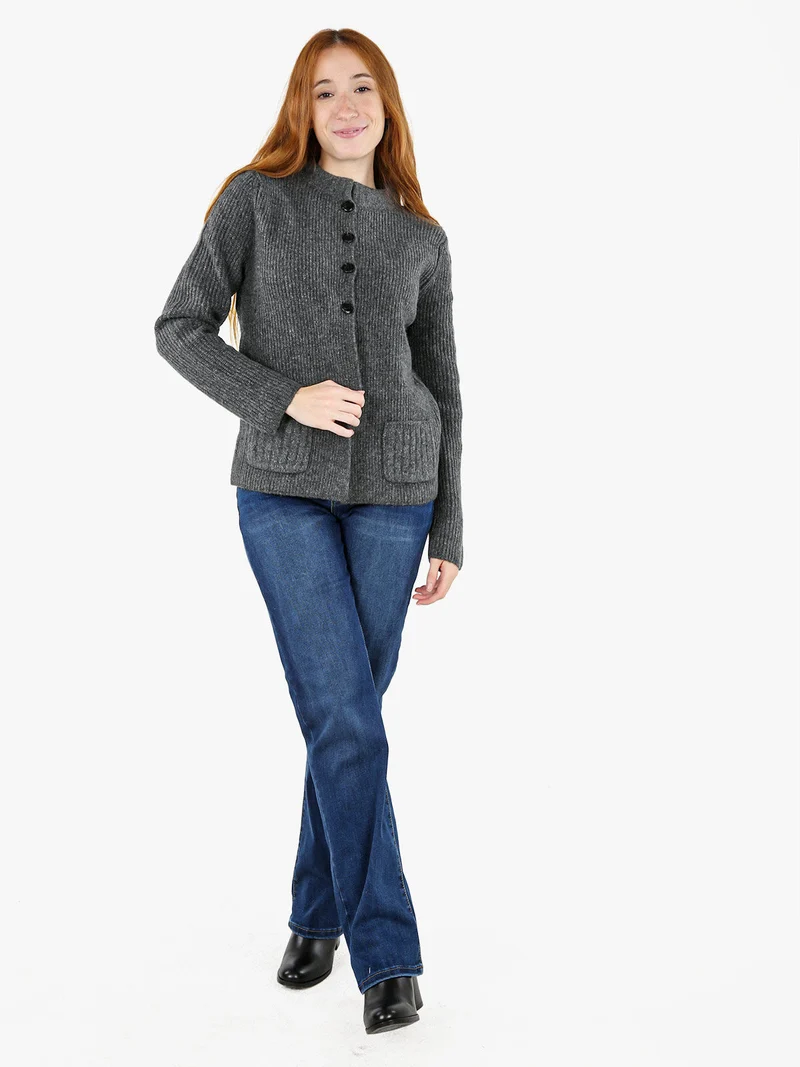 Cardigan donna in maglia con bottoni e taschini - grigio scuro