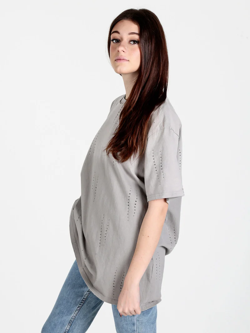 T-shirt donna oversize in cotone con buchi - grigio