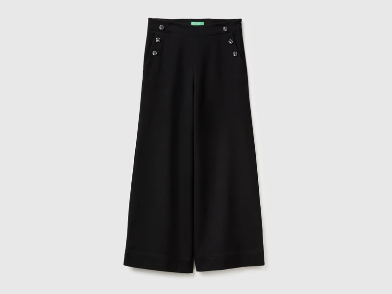 Hochgeschnittene Hose mit Knöpfen