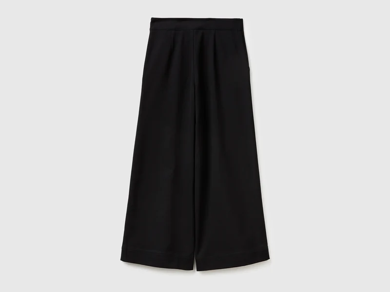 Hochgeschnittene Hose mit Knöpfen