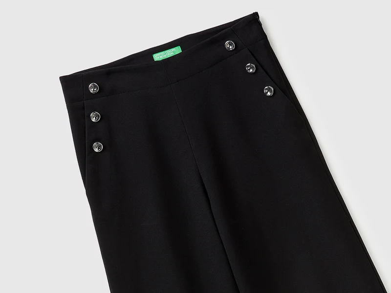 Hochgeschnittene Hose mit Knöpfen