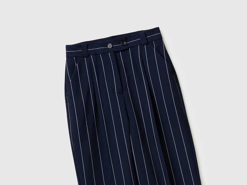 Karottenfarbene, nadelgestreifte Hose