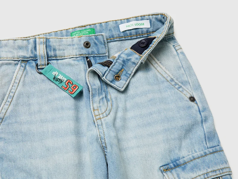 Weit geschnittene Cargo-Jeans