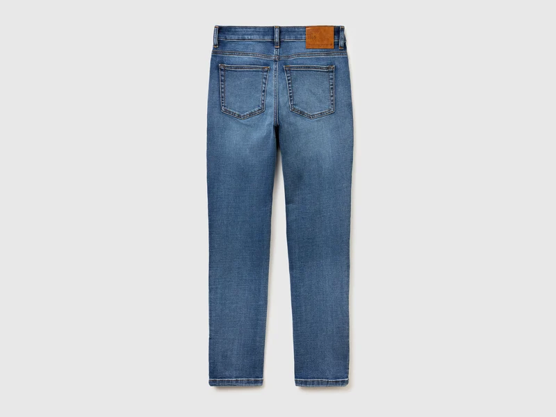 Hochgeschnittene Slim-Fit-Jeans