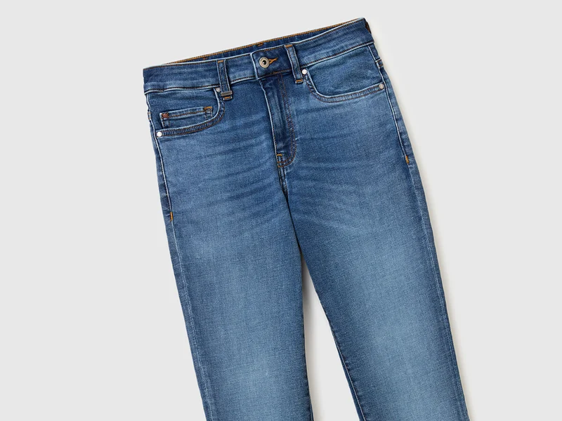 Hochgeschnittene Slim-Fit-Jeans