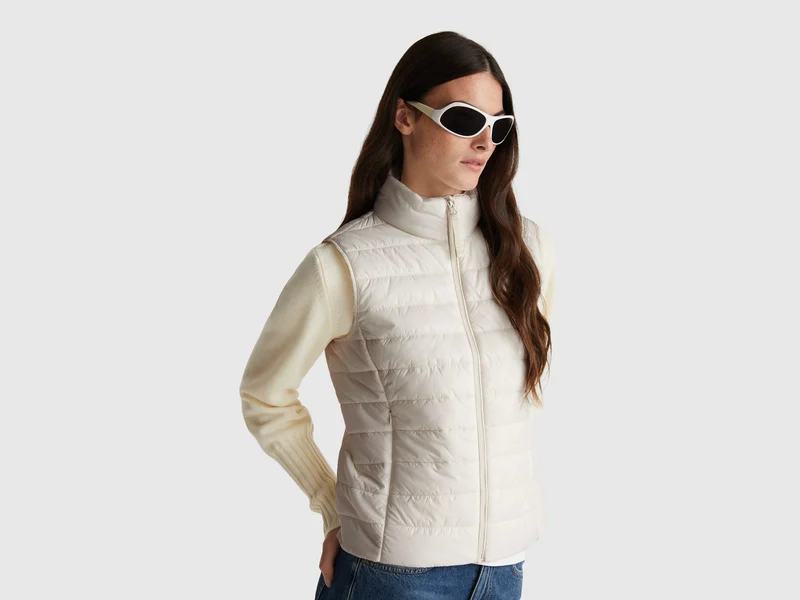 Gefütterte ärmellose Jacke im Slim Fit