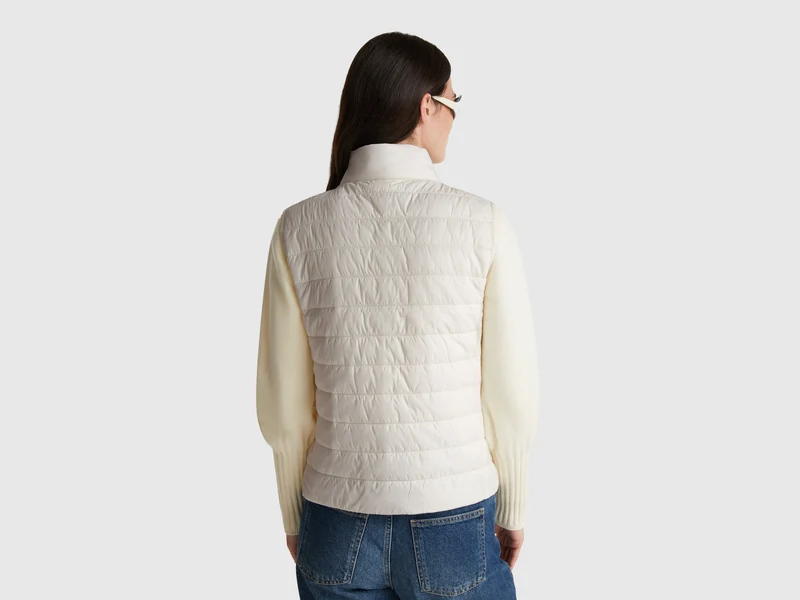 Gefütterte ärmellose Jacke im Slim Fit