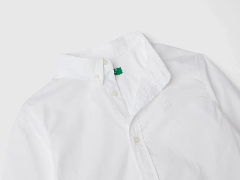 Weißes Button-Down-Hemd