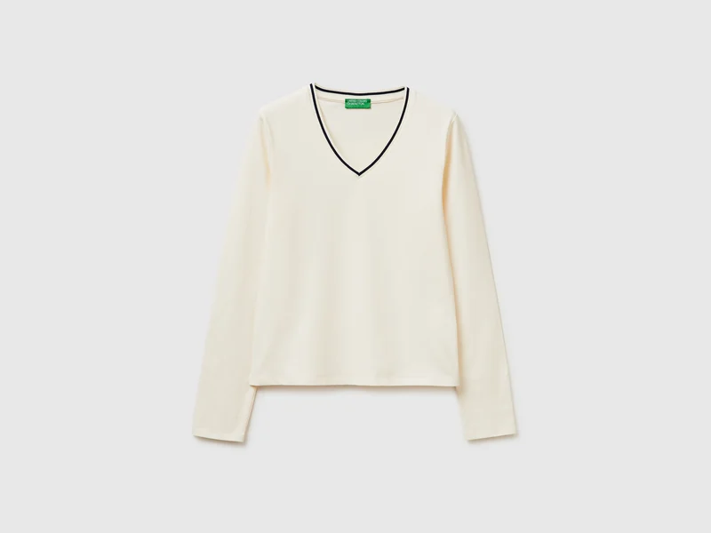 Figurbetontes T-Shirt mit V-Ausschnitt