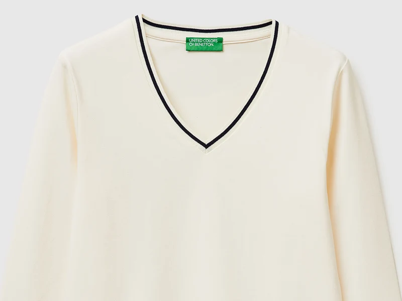 Figurbetontes T-Shirt mit V-Ausschnitt