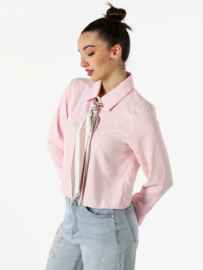 Camicia crop da donna a maniche lunghe con cravattino a foulard - rosa
