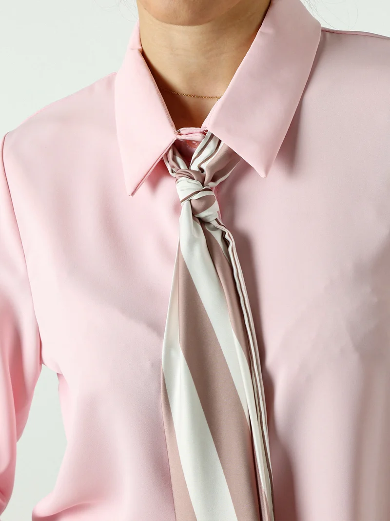 Camicia crop da donna a maniche lunghe con cravattino a foulard - rosa
