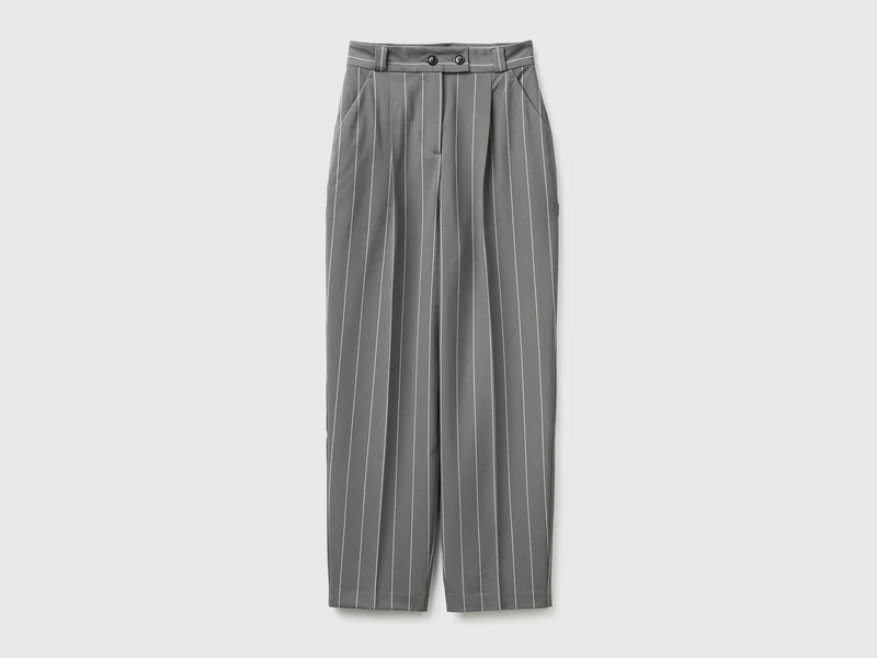 Karottenfarbene, nadelgestreifte Hose