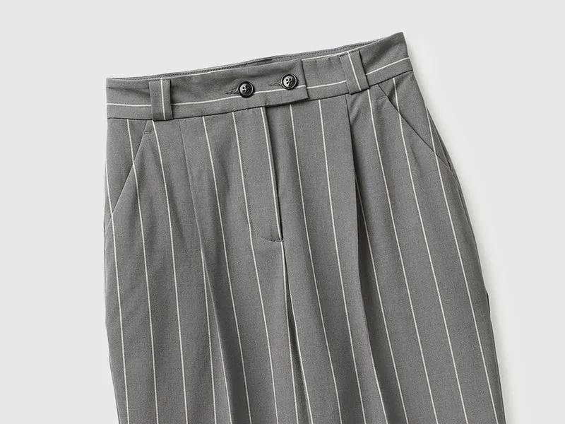Karottenfarbene, nadelgestreifte Hose