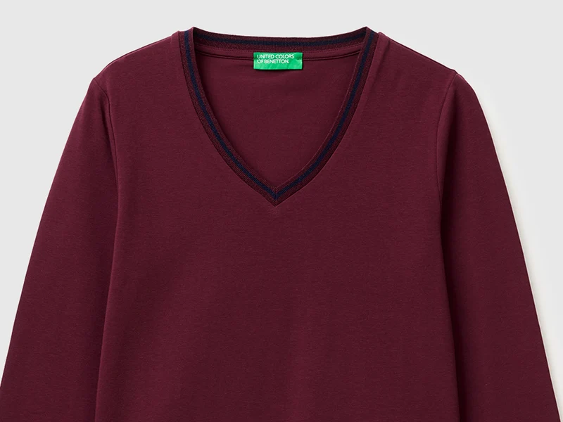 Figurbetontes T-Shirt mit V-Ausschnitt
