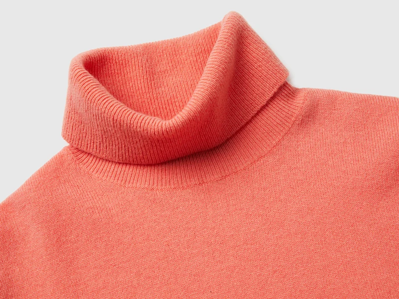 Pfirsichfarbener Rollkragenpullover aus reiner Merinowolle