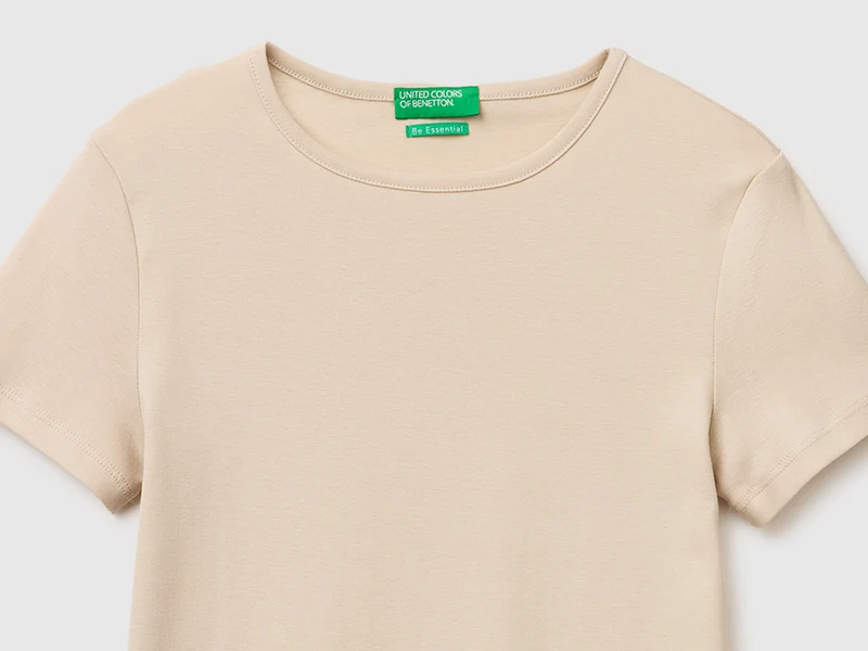 Schmal geschnittenes T-Shirt mit Rundhalsausschnitt