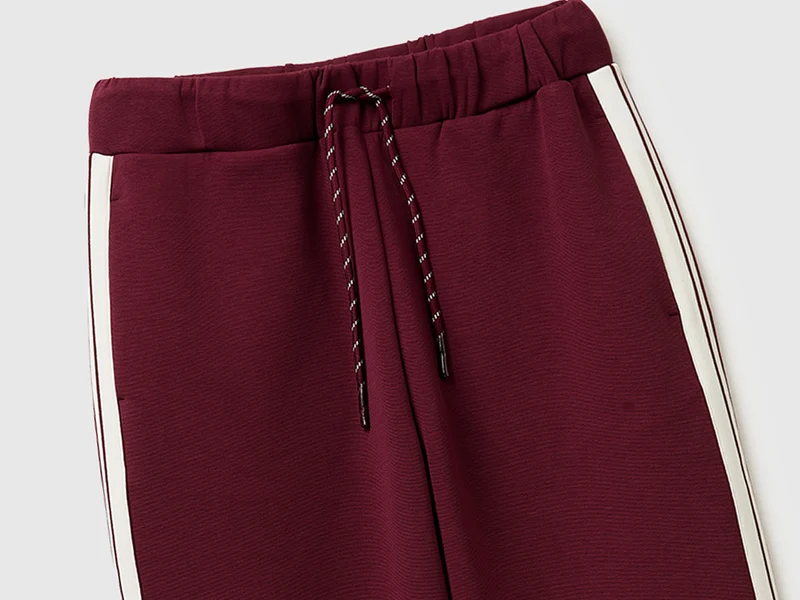 Hose mit gestreiften Seitenstreifen