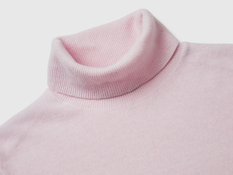 Helllila Rollkragenpullover aus reiner Merinowolle