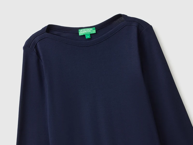 Schmal geschnittenes T-Shirt mit U-Boot-Ausschnitt
