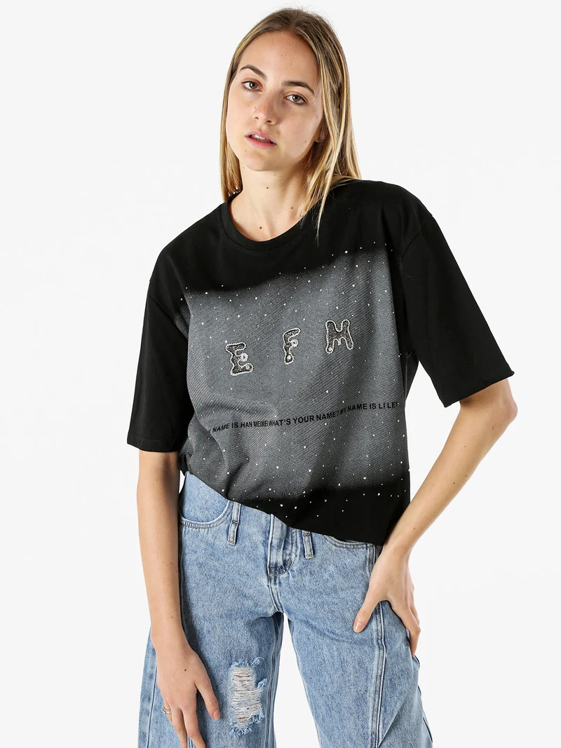 T-shirt oversize da donna con lustrini e microborchie - nero