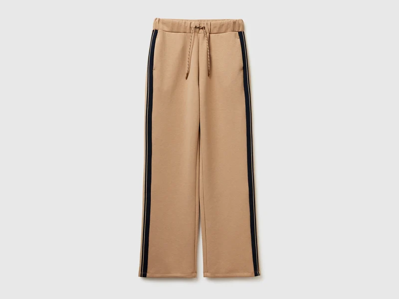 Hose mit gestreiften Seitenstreifen