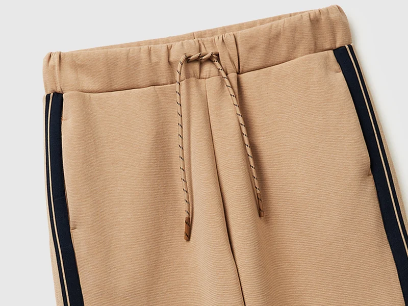 Hose mit gestreiften Seitenstreifen