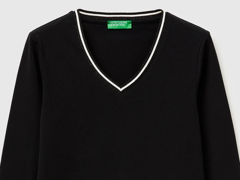 Figurbetontes T-Shirt mit V-Ausschnitt