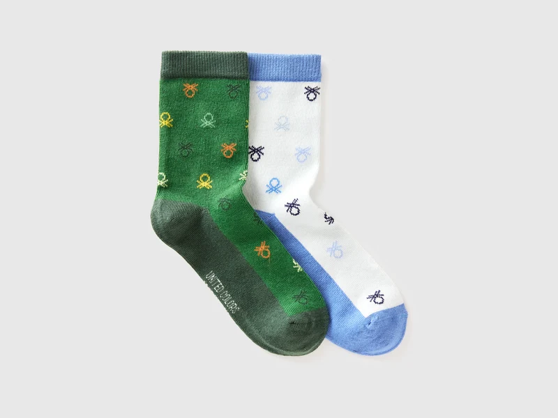 Zwei Paar gemusterte Socken