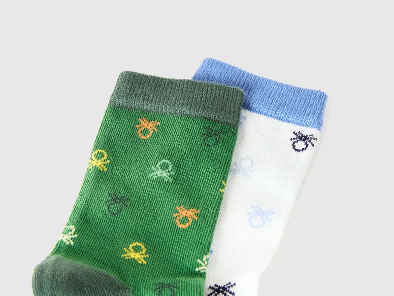 Zwei Paar gemusterte Socken