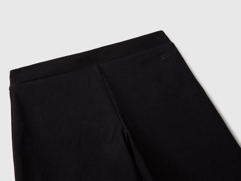 Weit geschnittene Hose aus Stretch-Baumwolle