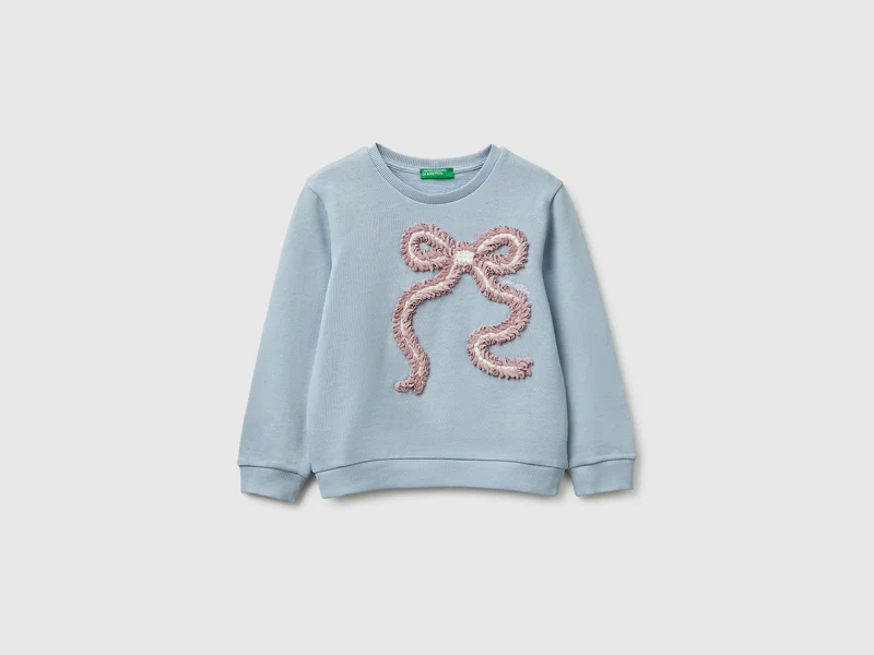 Geschlossenes Sweatshirt mit Stickerei