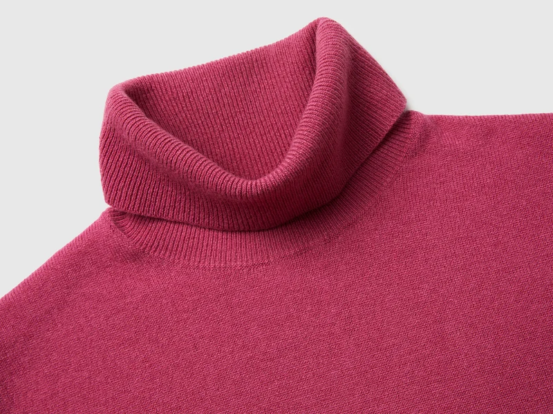 Pflaumenfarbener Rollkragenpullover aus reiner Merinowolle