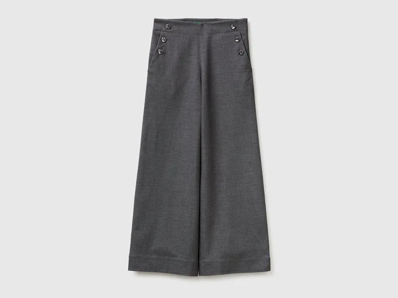 Hochgeschnittene Hose mit Knöpfen