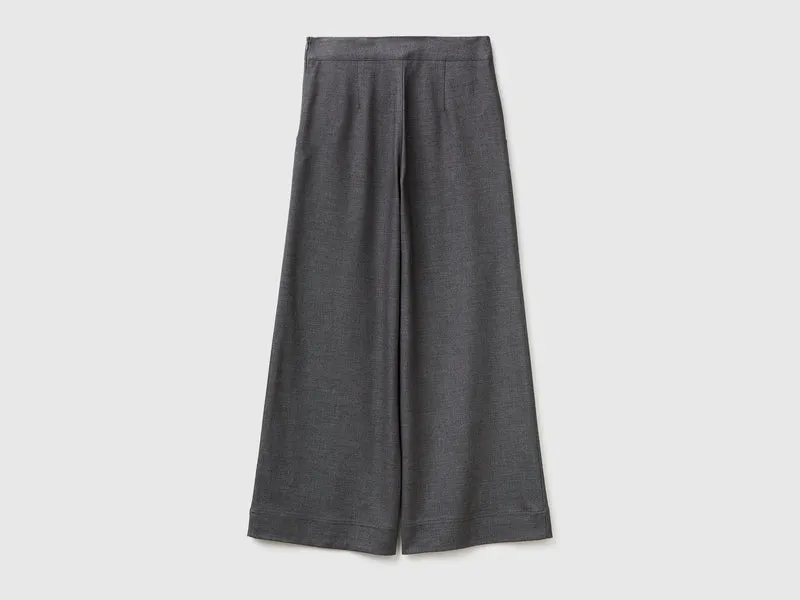 Hochgeschnittene Hose mit Knöpfen