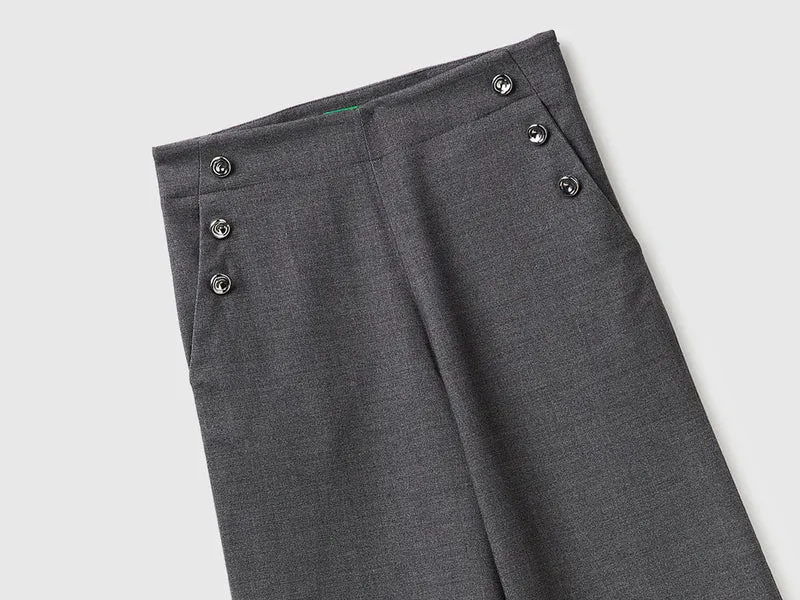 Hochgeschnittene Hose mit Knöpfen