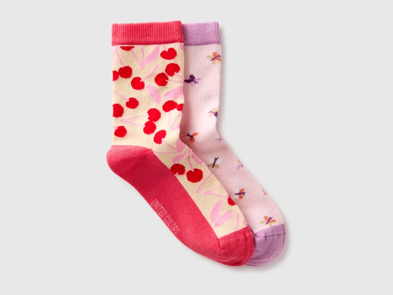 Zwei Paar gemusterte Socken