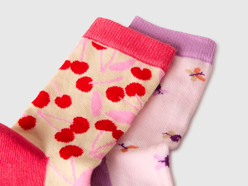 Zwei Paar gemusterte Socken