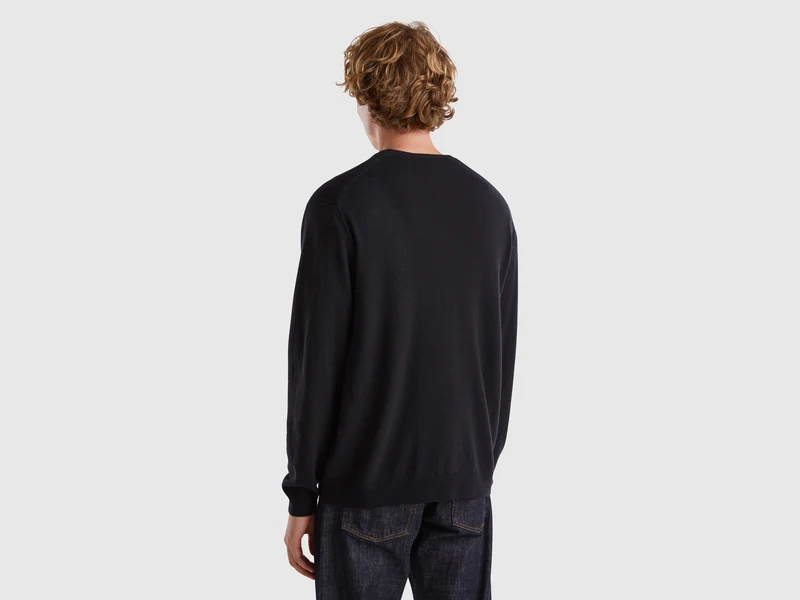 Schwarzer Pullover mit V-Ausschnitt aus reiner Merinowolle