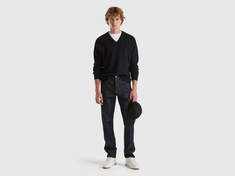 Schwarzer Pullover mit V-Ausschnitt aus reiner Merinowolle