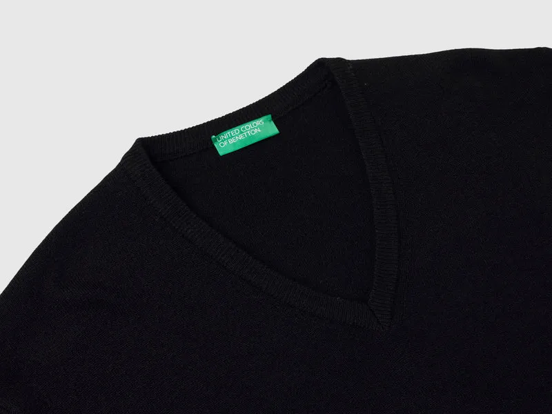 Schwarzer Pullover mit V-Ausschnitt aus reiner Merinowolle