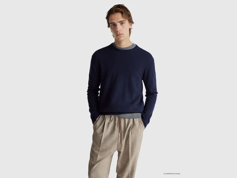 Dunkelblauer Pullover aus reiner Merinowolle