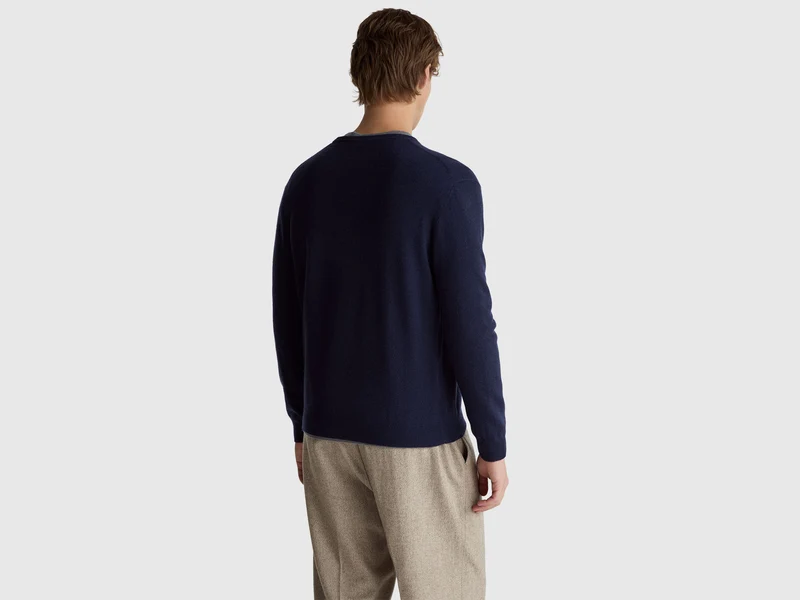 Dunkelblauer Pullover aus reiner Merinowolle