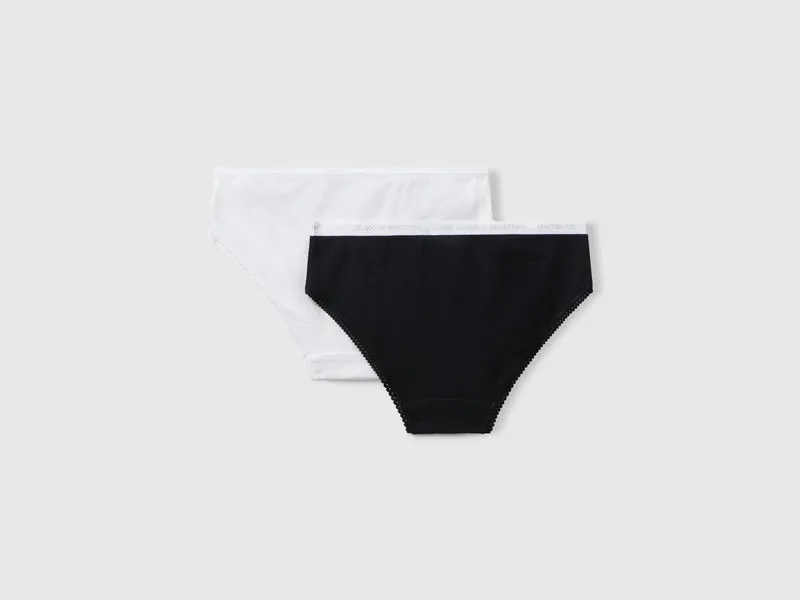 Zwei Slips aus elastischer Baumwolle
