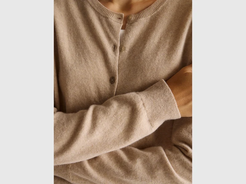 Beigefarbene Strickjacke mit Rundhalsausschnitt aus reiner Merinowolle