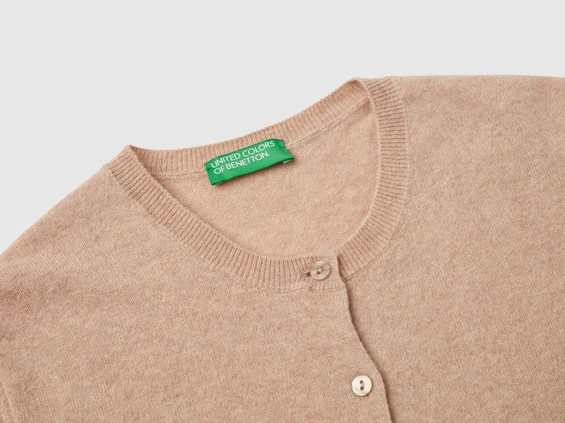 Beigefarbene Strickjacke mit Rundhalsausschnitt aus reiner Merinowolle