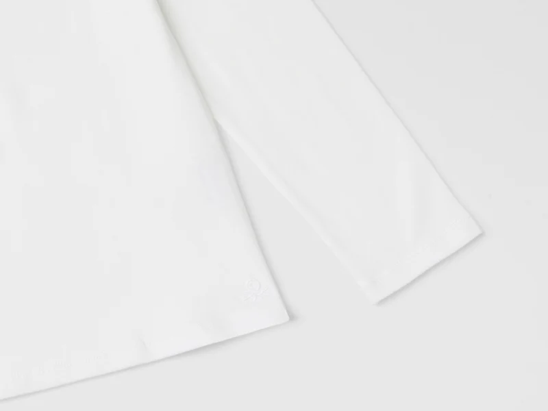 Stretch-T-Shirt mit hohem Halsausschnitt