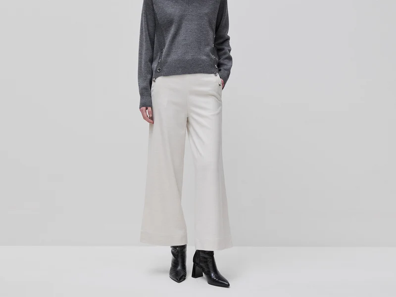 Hochgeschnittene Hose mit Knöpfen