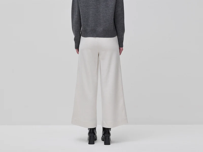 Hochgeschnittene Hose mit Knöpfen